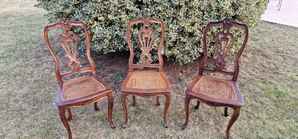 Wiener Geflecht als Sitzfläche auf Stühlen aus Holz, Flechterei Arbeit der Familie Salamon